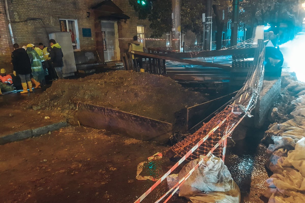 Очевидцы сообщают, что строили разрыли яму уже давно Очевидцы сообщают, что строили разрыли яму уже давно