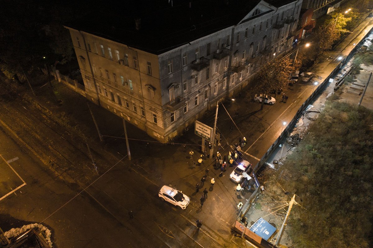 Под зданием общежития НТУ «Днепровская Политехника» рухнул асфальт, сам дом - просел Под зданием общежития НТУ «Днепровская Политехника» рухнул асфальт, сам дом - просел