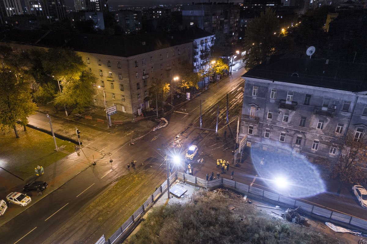 На месте происшествия уже побывали полиция, спасатели, коммунальщики, работники аварийной службы и метростроители На месте происшествия уже побывали полиция, спасатели, коммунальщики, работники аварийной службы и метростроители