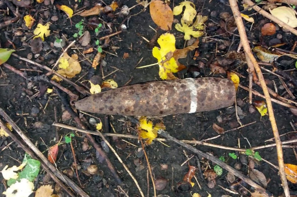 Старый артиллерийский снаряд, обнаружила женщина Старый артиллерийский снаряд, обнаружила женщина