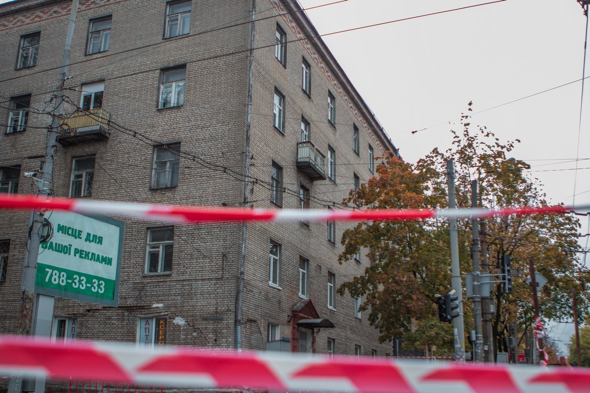 На несколько сантиметров дом ушел под землю На несколько сантиметров дом ушел под землю