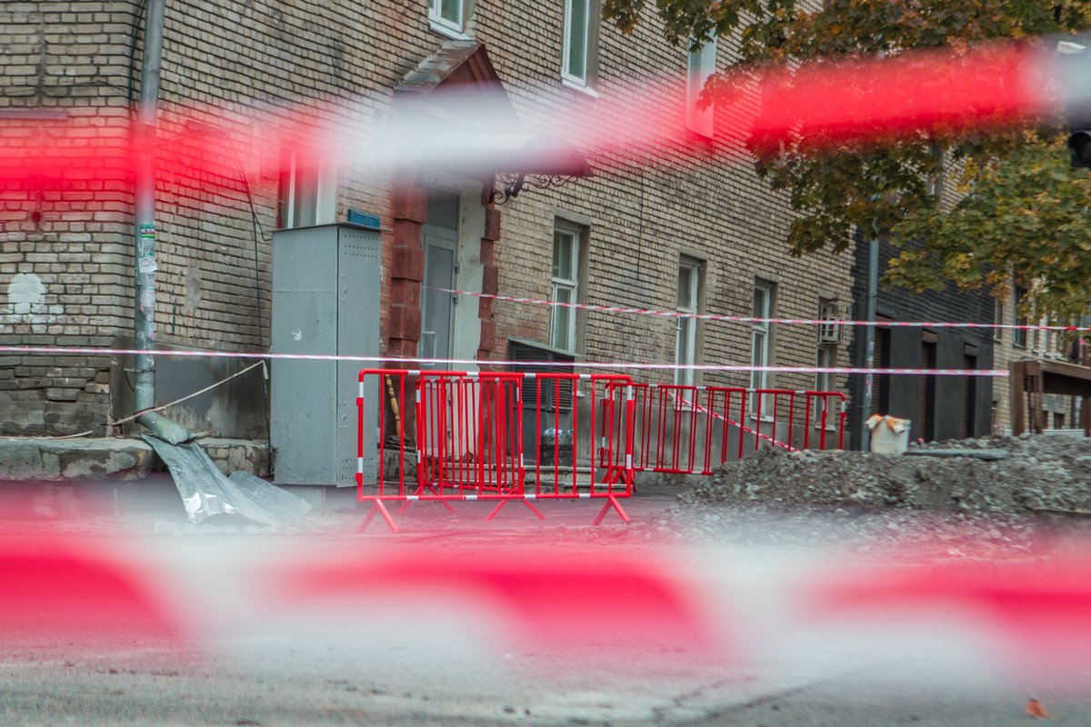 Все вокруг огорожено сигнальными лентами Все вокруг огорожено сигнальными лентами