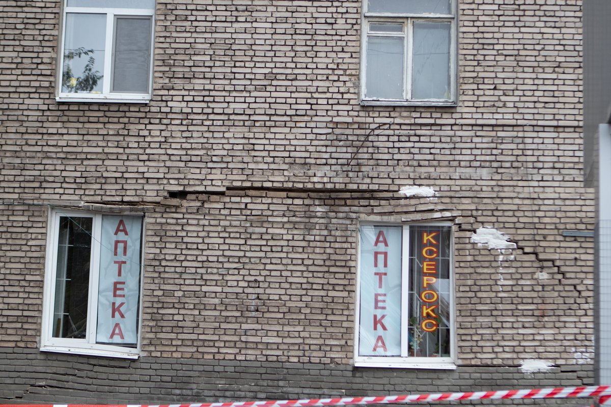 По стенам пошли трещины, на тротуар попадали кирпичи По стенам пошли трещины, на тротуар попадали кирпичи