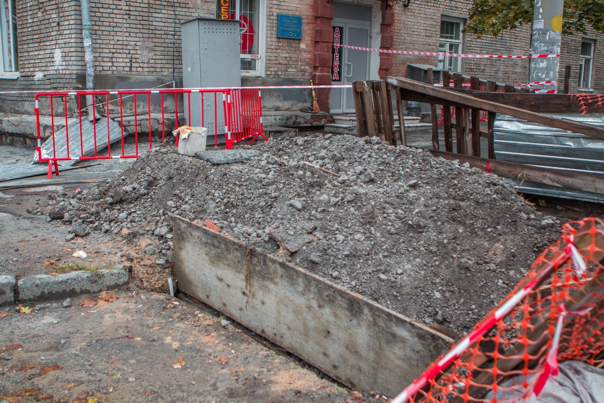 Чтобы дом окончательно не разрушился, яму, которую раскопали метростроители, засыпали песком Чтобы дом окончательно не разрушился, яму, которую раскопали метростроители, засыпали песком