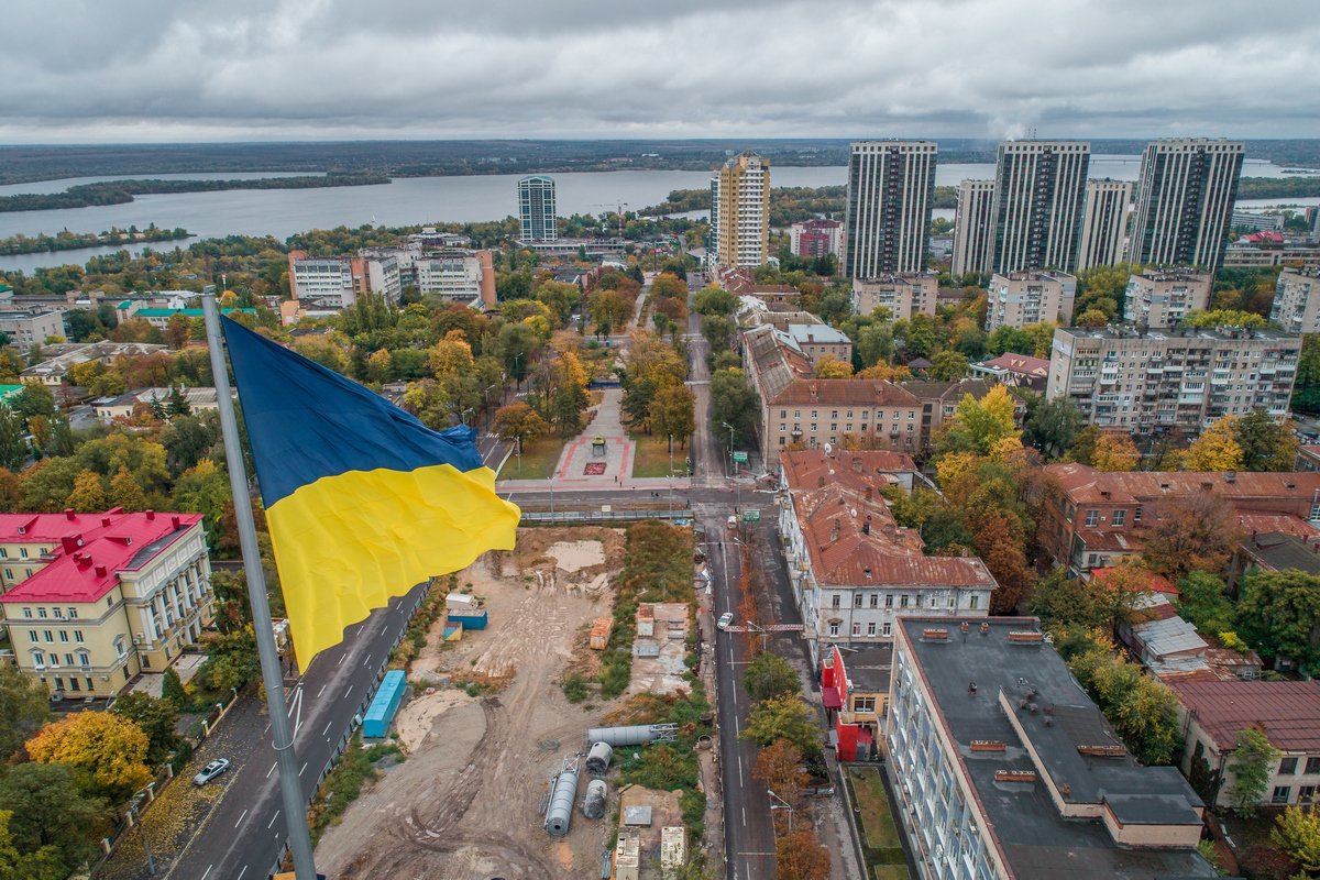 Для безопасности всех жителей города дорогу и тротуар перекрыли, а общественный транспорт «пустили» по измененному маршруту Для безопасности всех жителей города дорогу и тротуар перекрыли, а общественный транспорт «пустили» по измененному маршруту