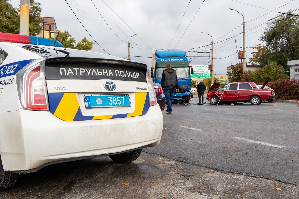 Легковушка ехала со стороны улицы Калиновой Легковушка ехала со стороны улицы Калиновой