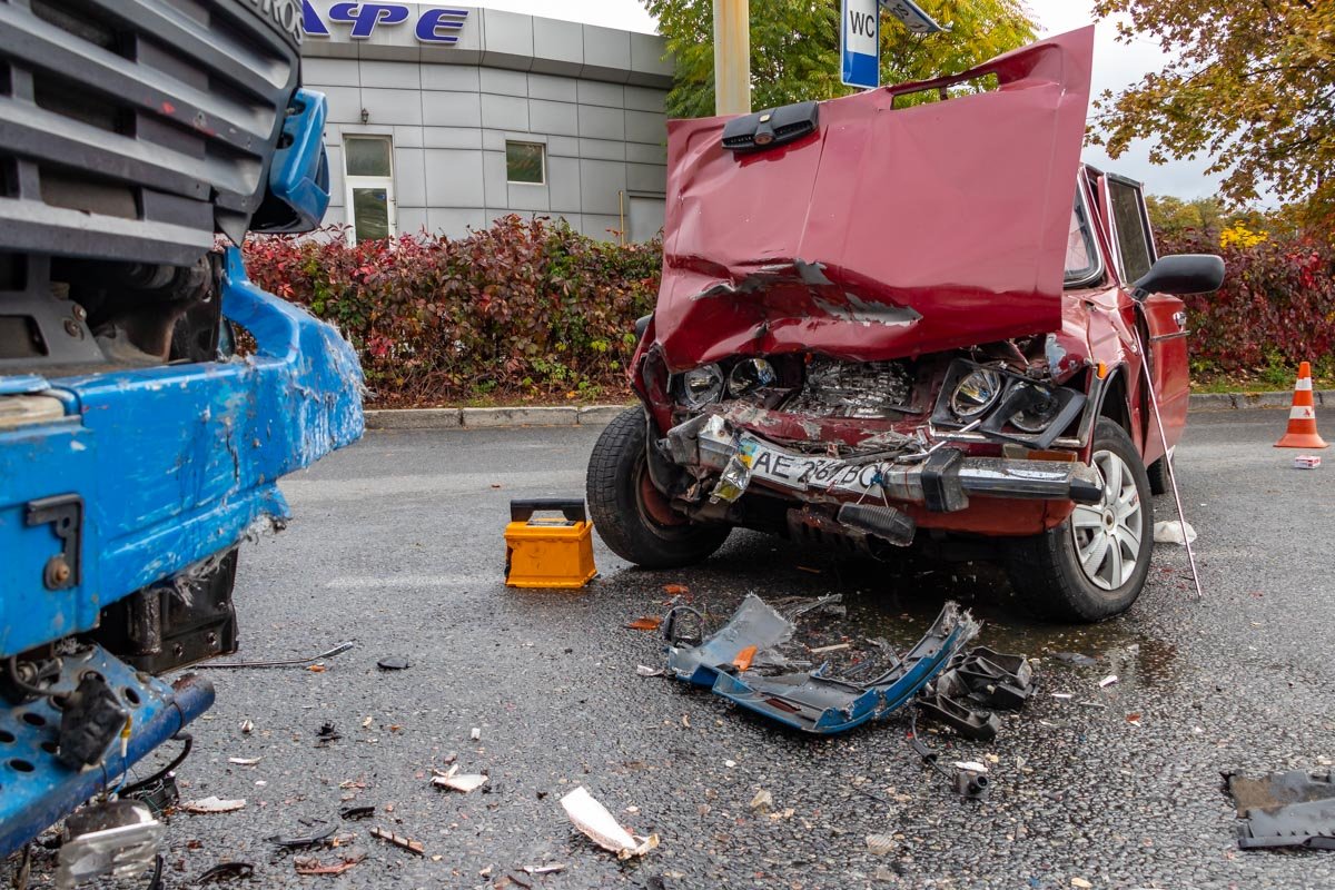 Предварительно, на повороте ВАЗ занесло Предварительно, на повороте ВАЗ занесло