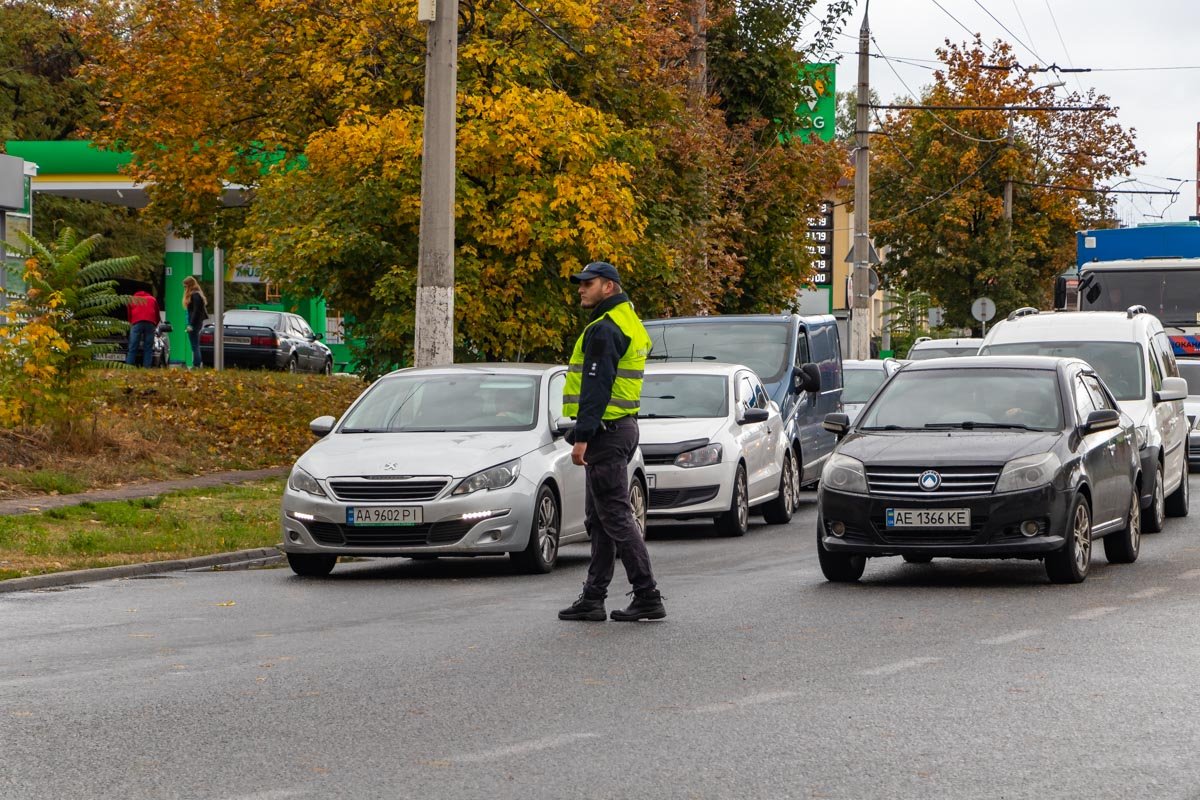 На месте работает регулировщик, поэтому будьте внимательными