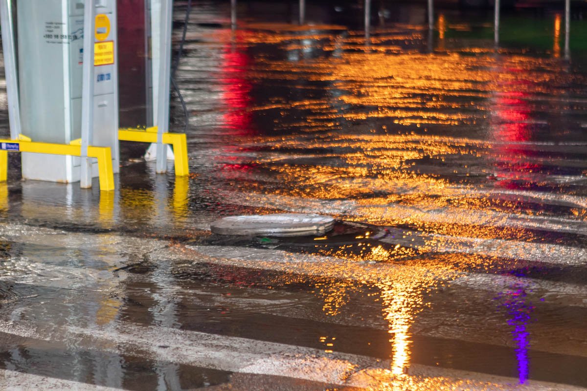Причиной потопа стал прорыв водопровода Причиной потопа стал прорыв водопровода