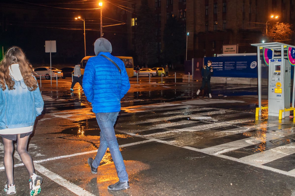 Прохожих просят обходить место аварии Прохожих просят обходить место аварии