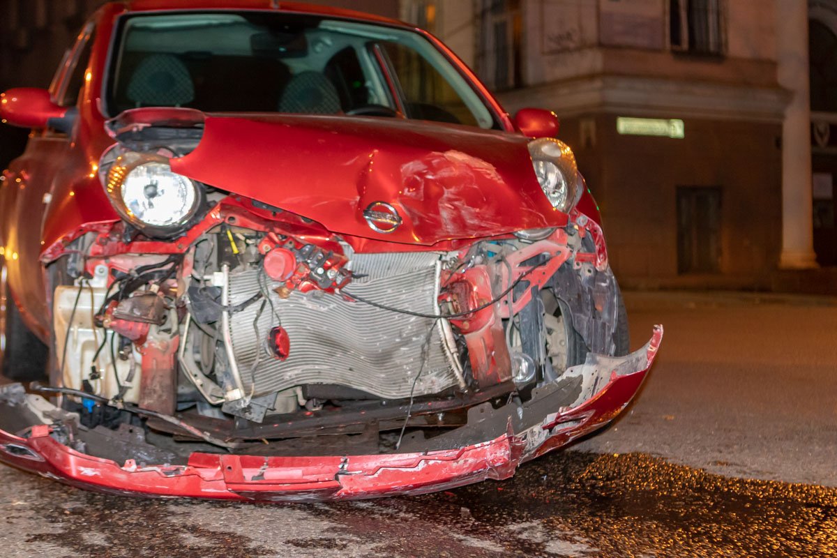 У Nissan разбит бампер У Nissan разбит бампер