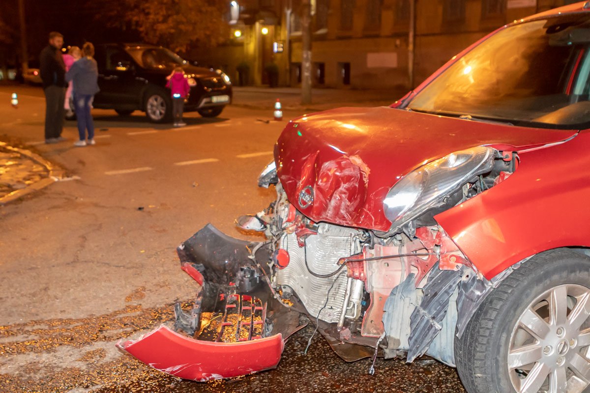 Автомобиль спускался по улице Сечевых Стрельцов Автомобиль спускался по улице Сечевых Стрельцов
