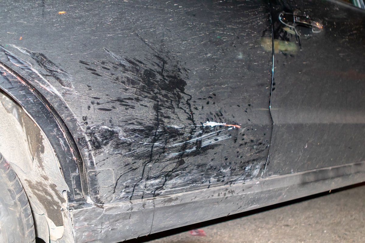 У Hyundai поцарапана правая задняя дверь У Hyundai поцарапана правая задняя дверь