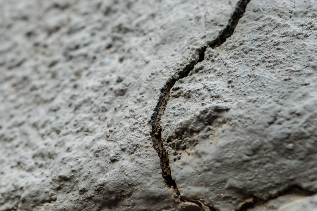 Прорезает стену Прорезает стену