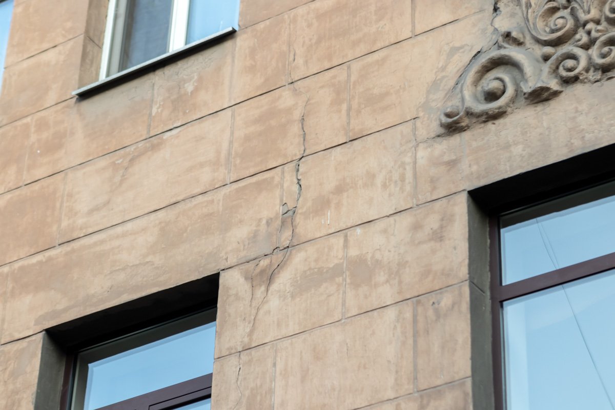 Трещины вокруг окон Трещины вокруг окон