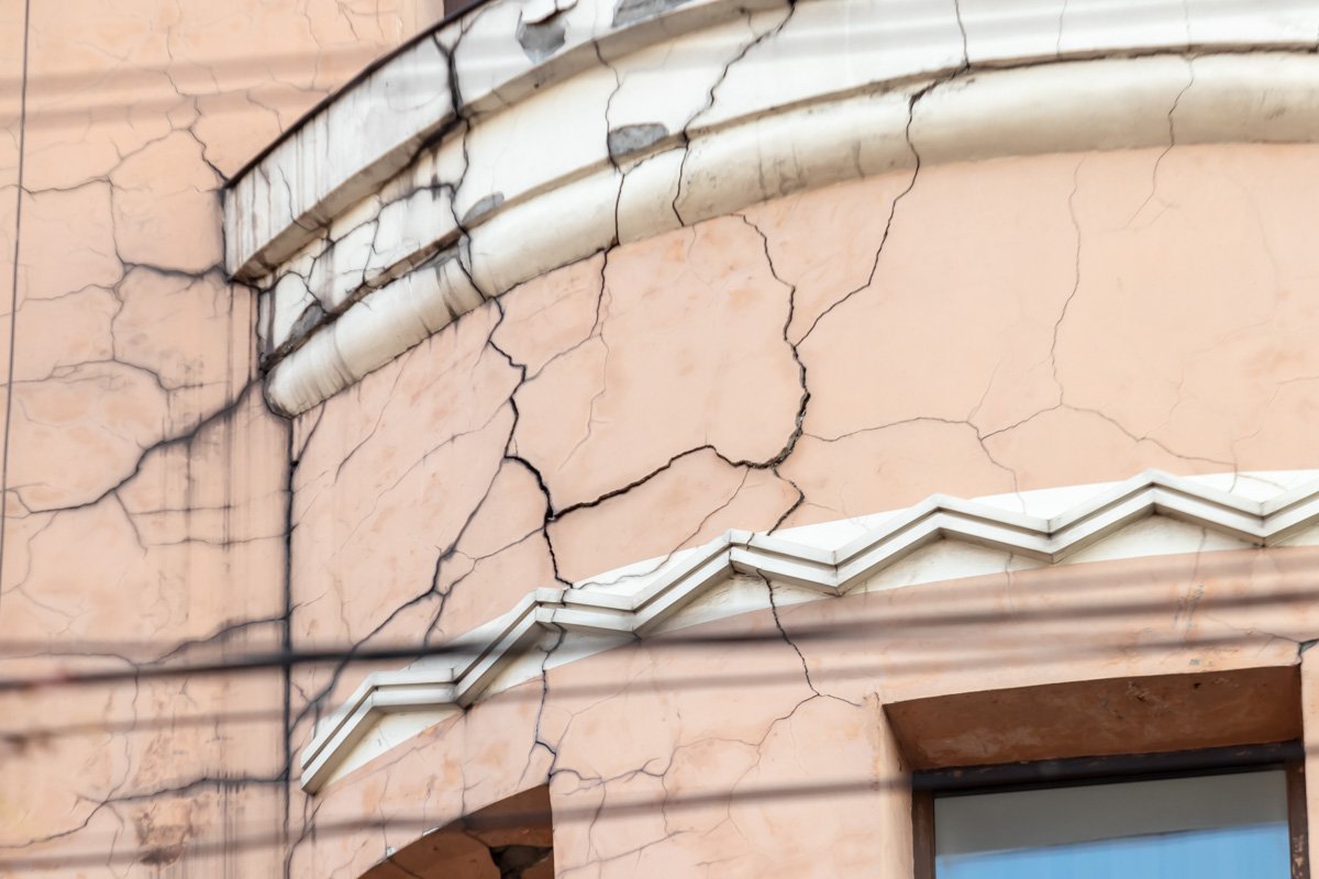 Еще немного - и штукатурка начнет осыпаться Еще немного - и штукатурка начнет осыпаться