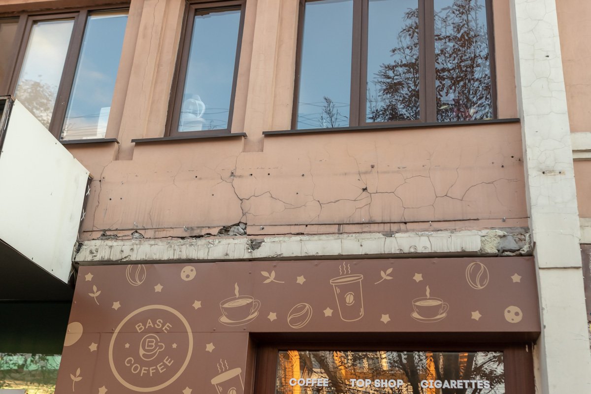 Трещины над первым этажом Трещины над первым этажом