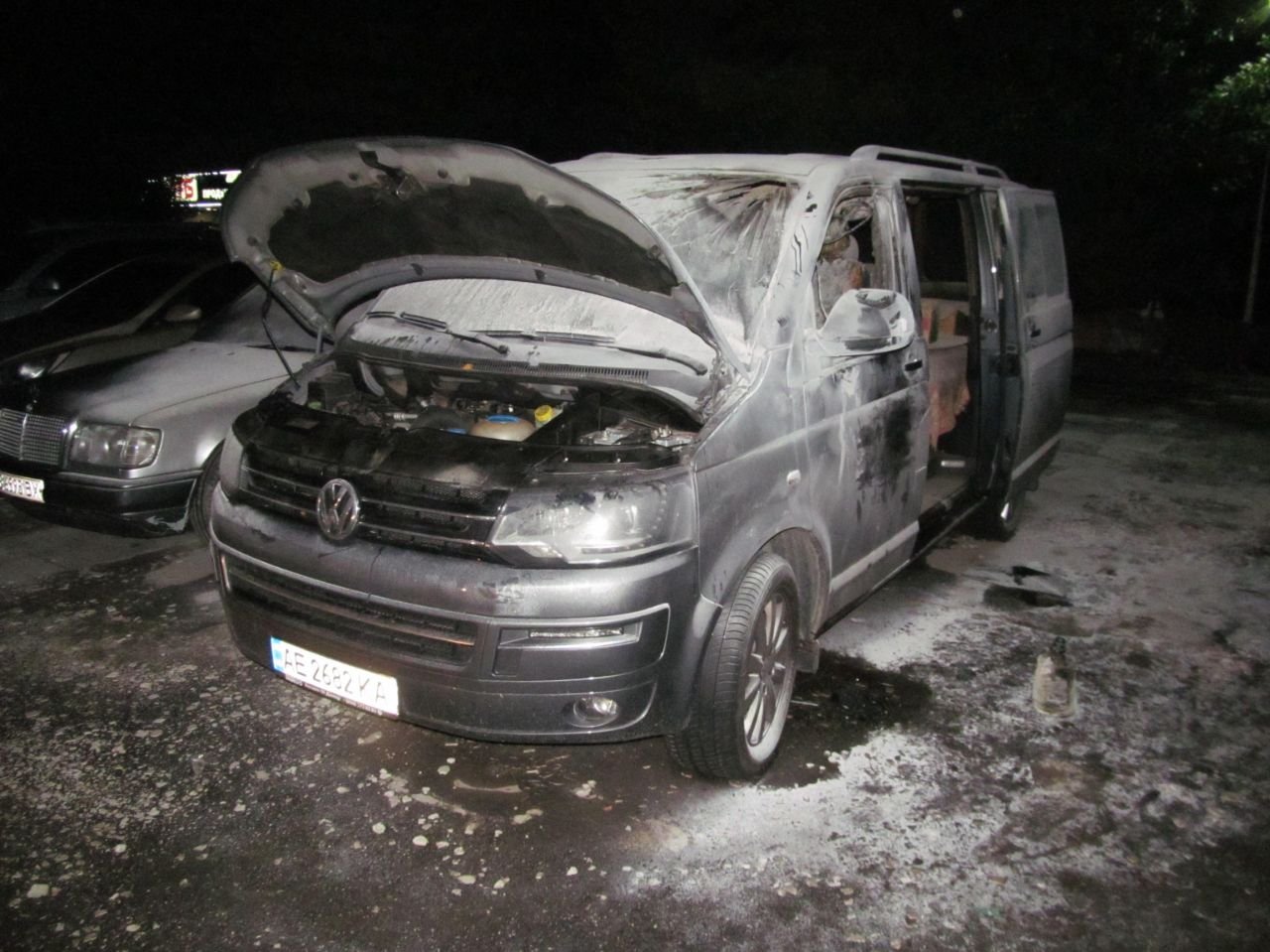 Мужчина смог потушить автомобиль сам Мужчина смог потушить автомобиль сам