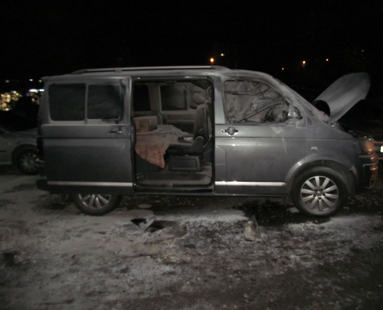 Хозяин микроавтобуса видел, как неизвестные швырнули в автомобиль бутылку с воспламеняющимся веществом Хозяин микроавтобуса видел, как неизвестные швырнули в автомобиль бутылку с воспламеняющимся веществом