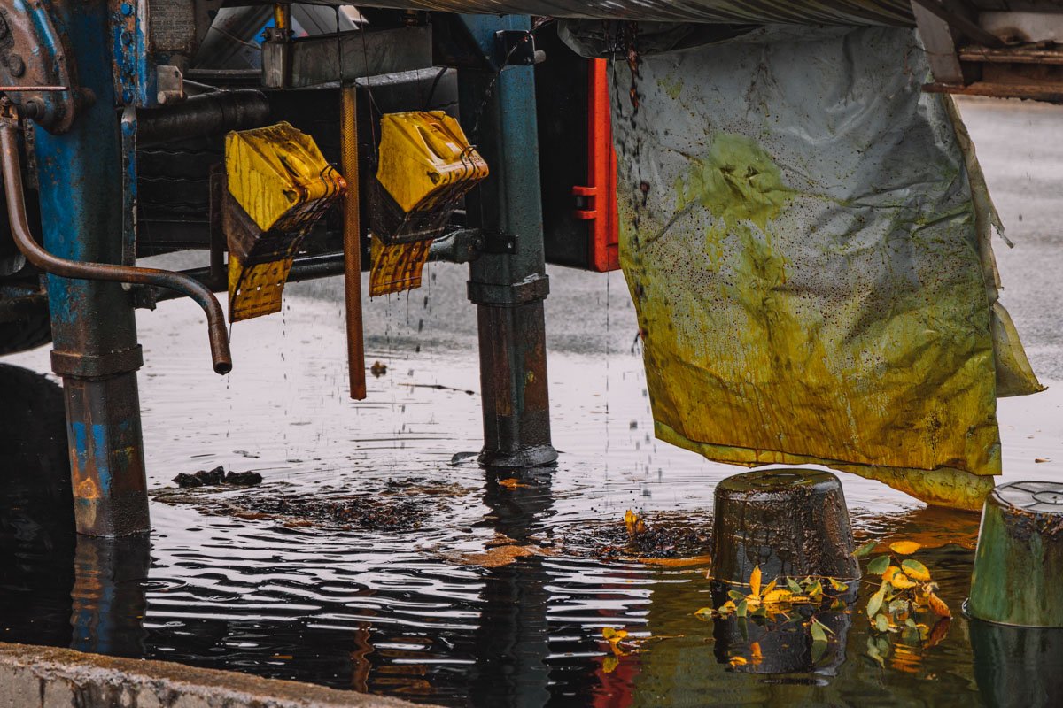 Вещество начало течь из цистерны на ходу Вещество начало течь из цистерны на ходу