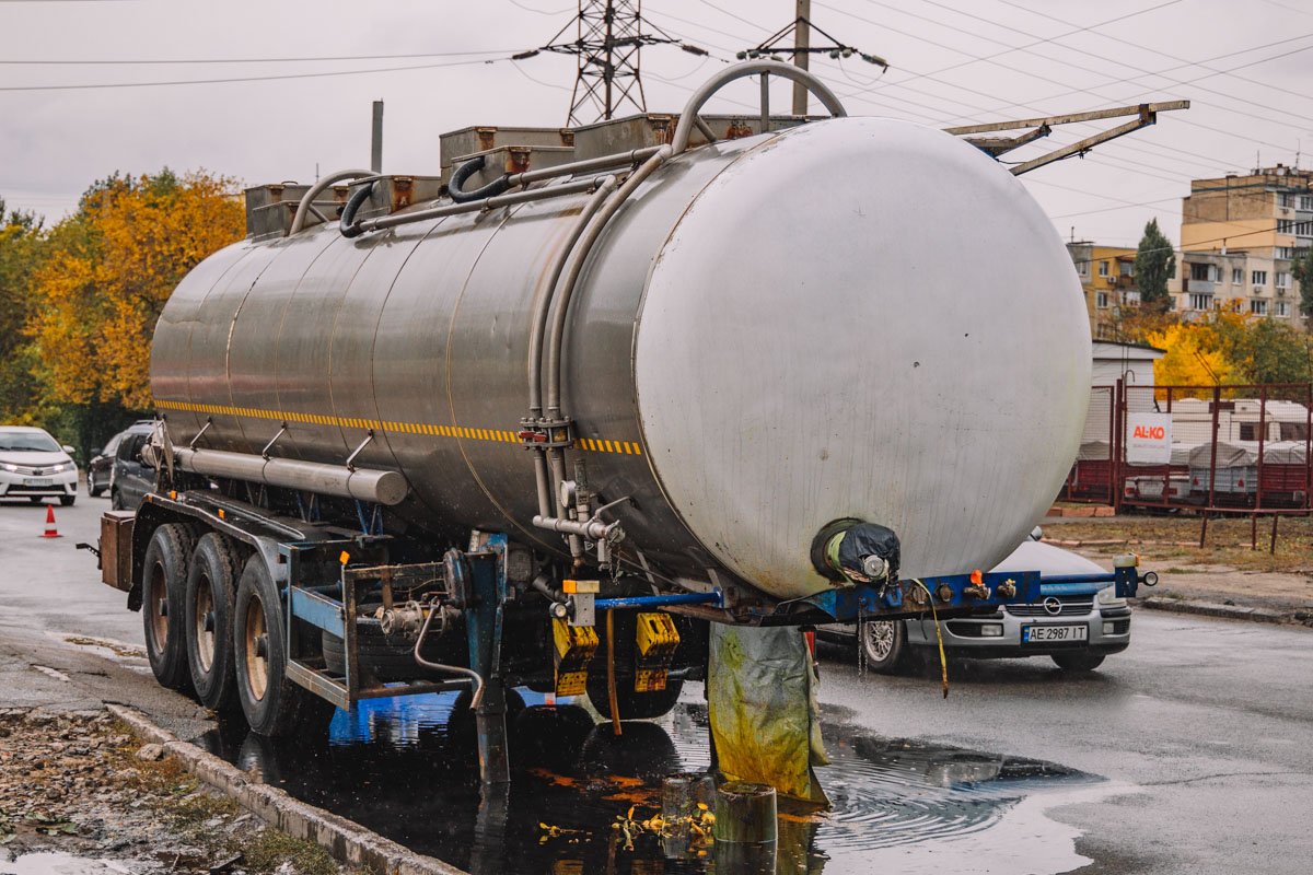 Тоненький мокрый след, который тянулся вслед за цистерной, заметили водители Тоненький мокрый след, который тянулся вслед за цистерной, заметили водители