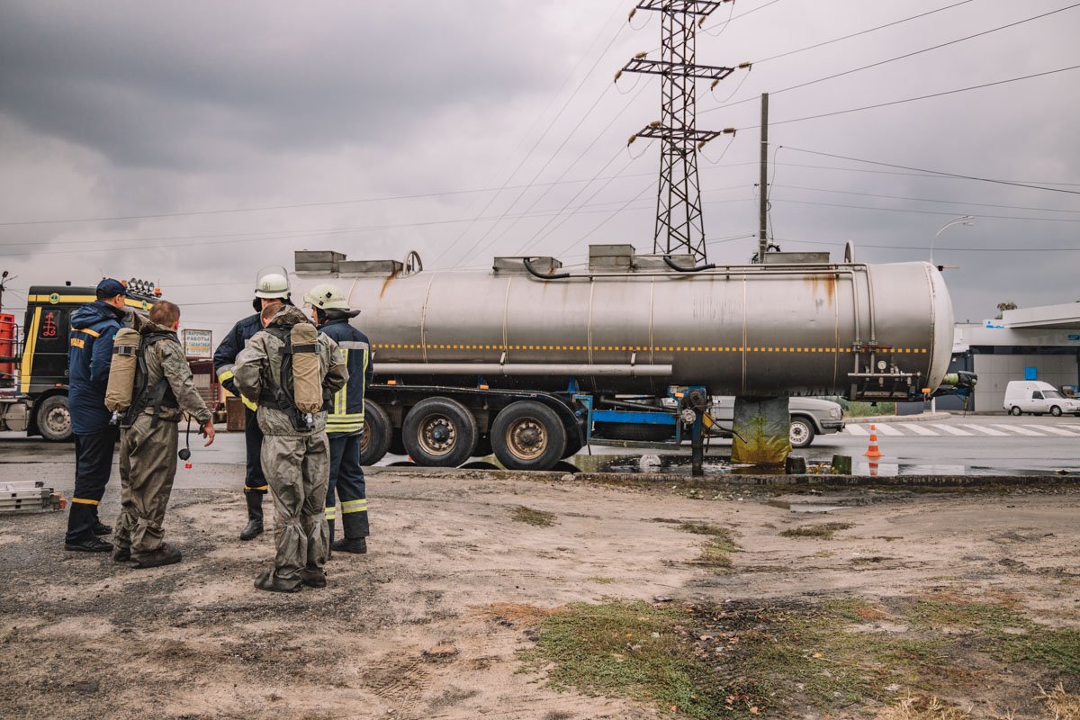 Спасатели работают над устранением проблемы Спасатели работают над устранением проблемы