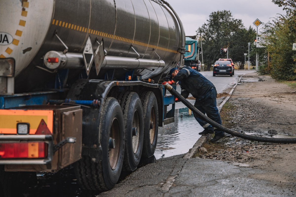 Цистерна стоит недалеко от перекрестка Осенней с Журналистов Цистерна стоит недалеко от перекрестка Осенней с Журналистов