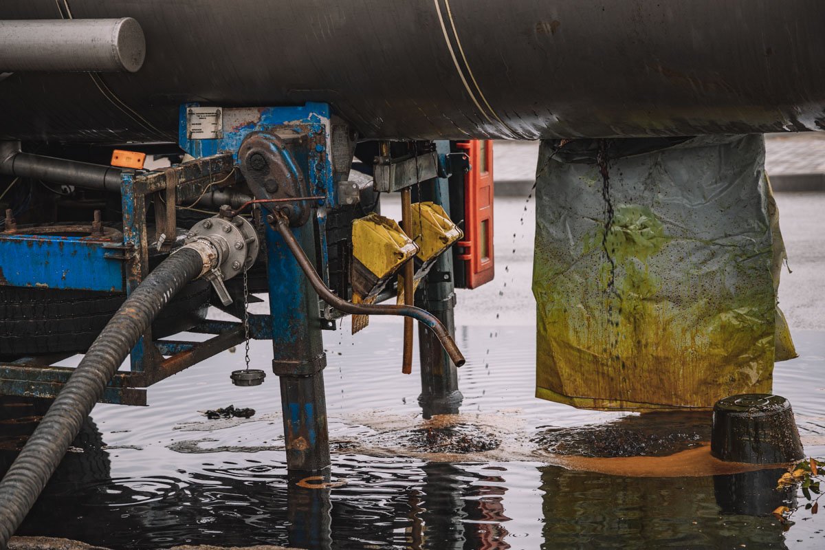 Вещество течет на проезжую часть Вещество течет на проезжую часть