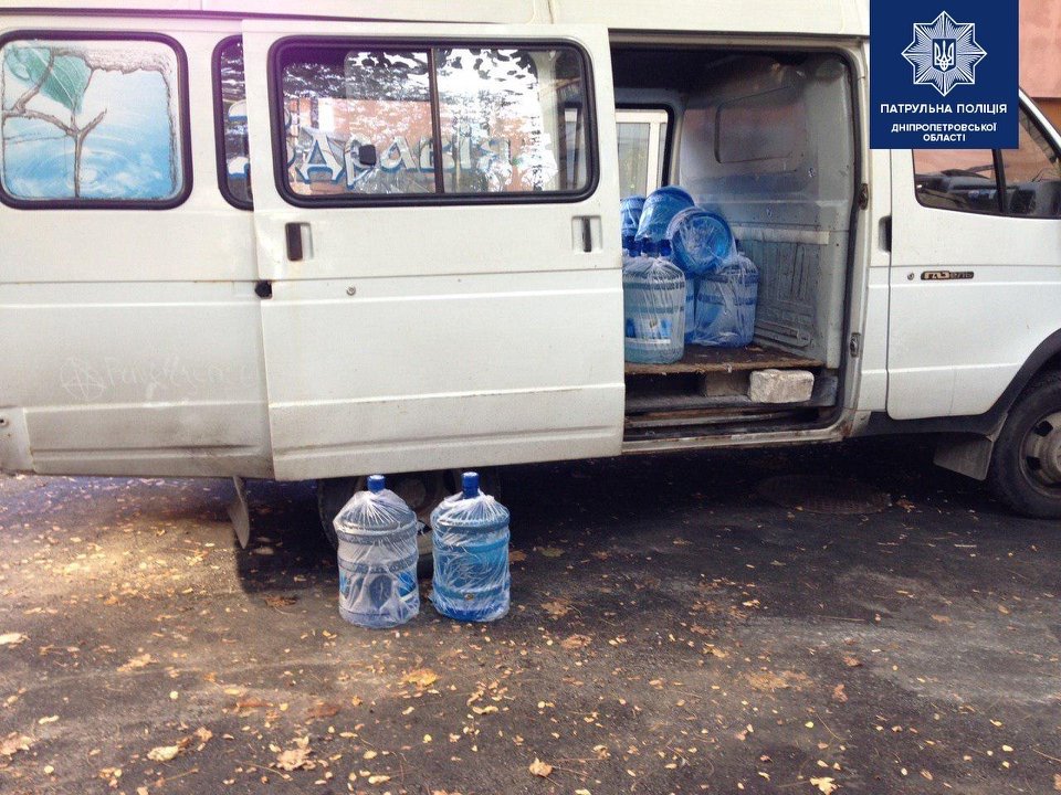 Двое мужчин открыли двери ГАЗели и просто начали выгружать бутыли