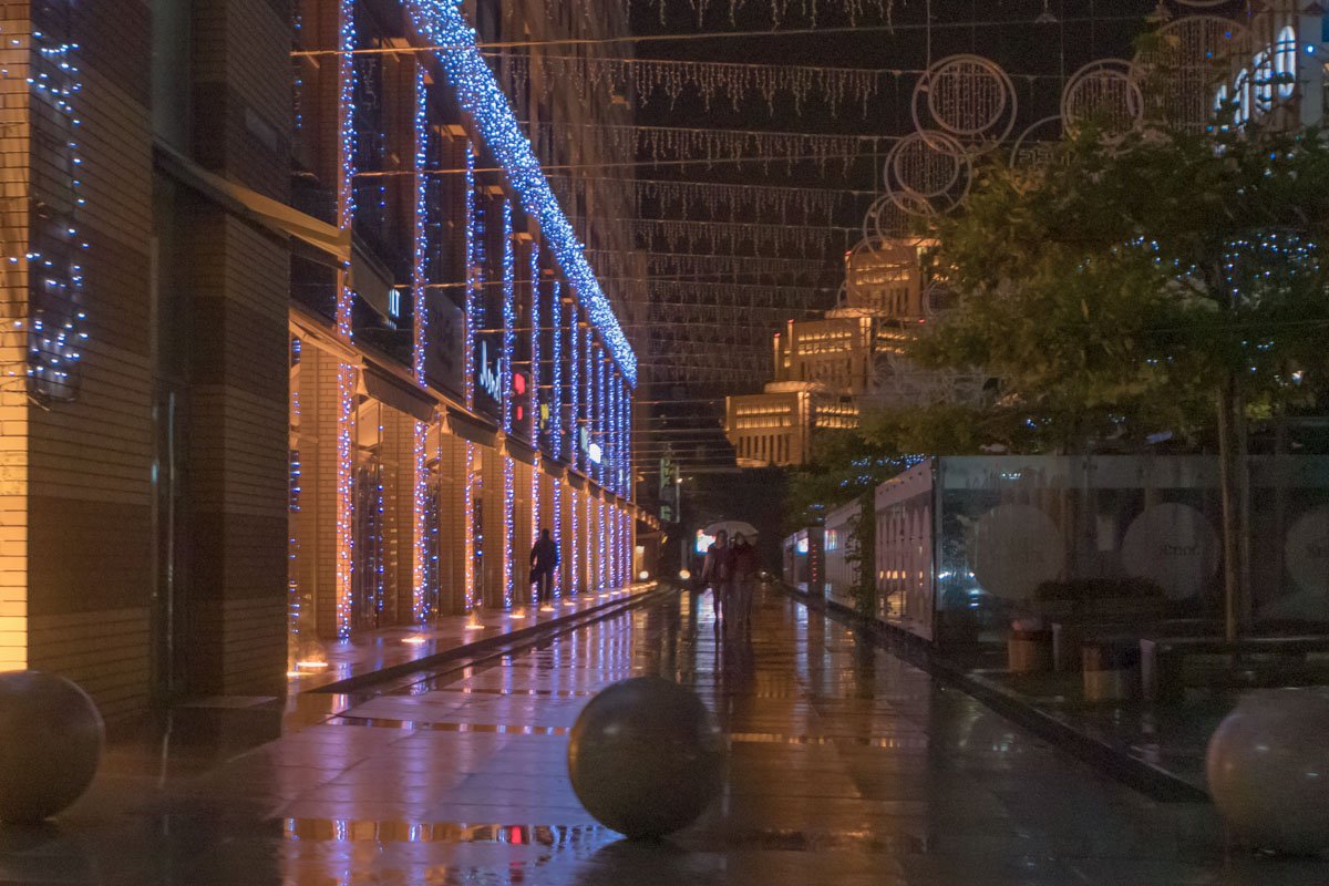 Холодный дождь умыл уставшие улицы Холодный дождь умыл уставшие улицы