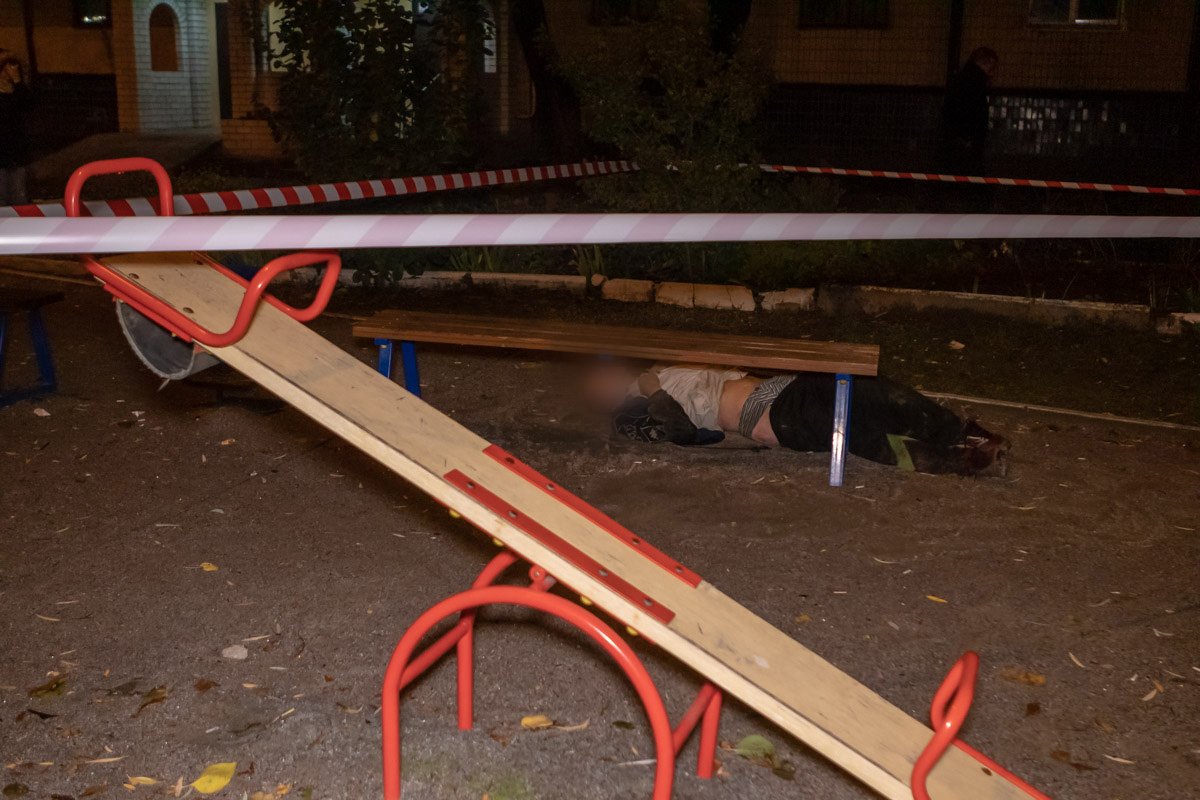 Полицейские вызвали на место судебно-медицинских экспертов Полицейские вызвали на место судебно-медицинских экспертов