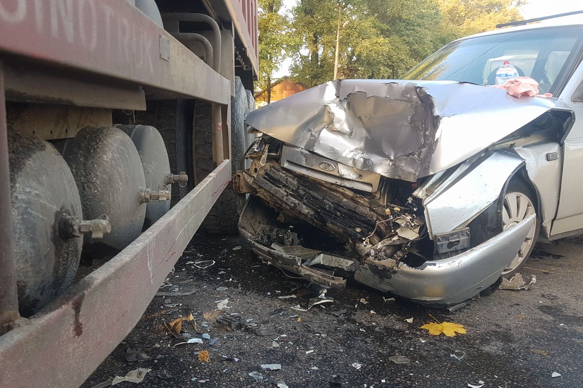 Столкнулись легковой автомобиль ВАЗ и негруженый грузовик Столкнулись легковой автомобиль ВАЗ и негруженый грузовик