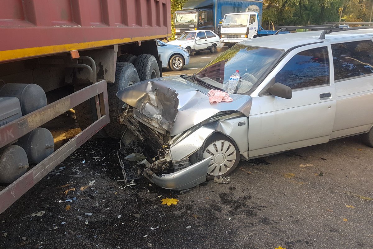 Водитель фуры утверждает, что ему был зеленый сигнал светофора Водитель фуры утверждает, что ему был зеленый сигнал светофора