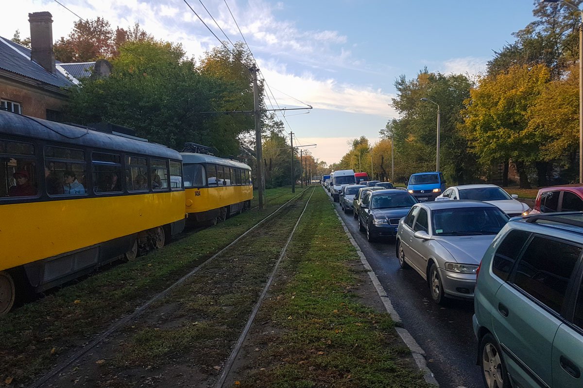 На месте образовывается пробка в оба направления На месте образовывается пробка в оба направления