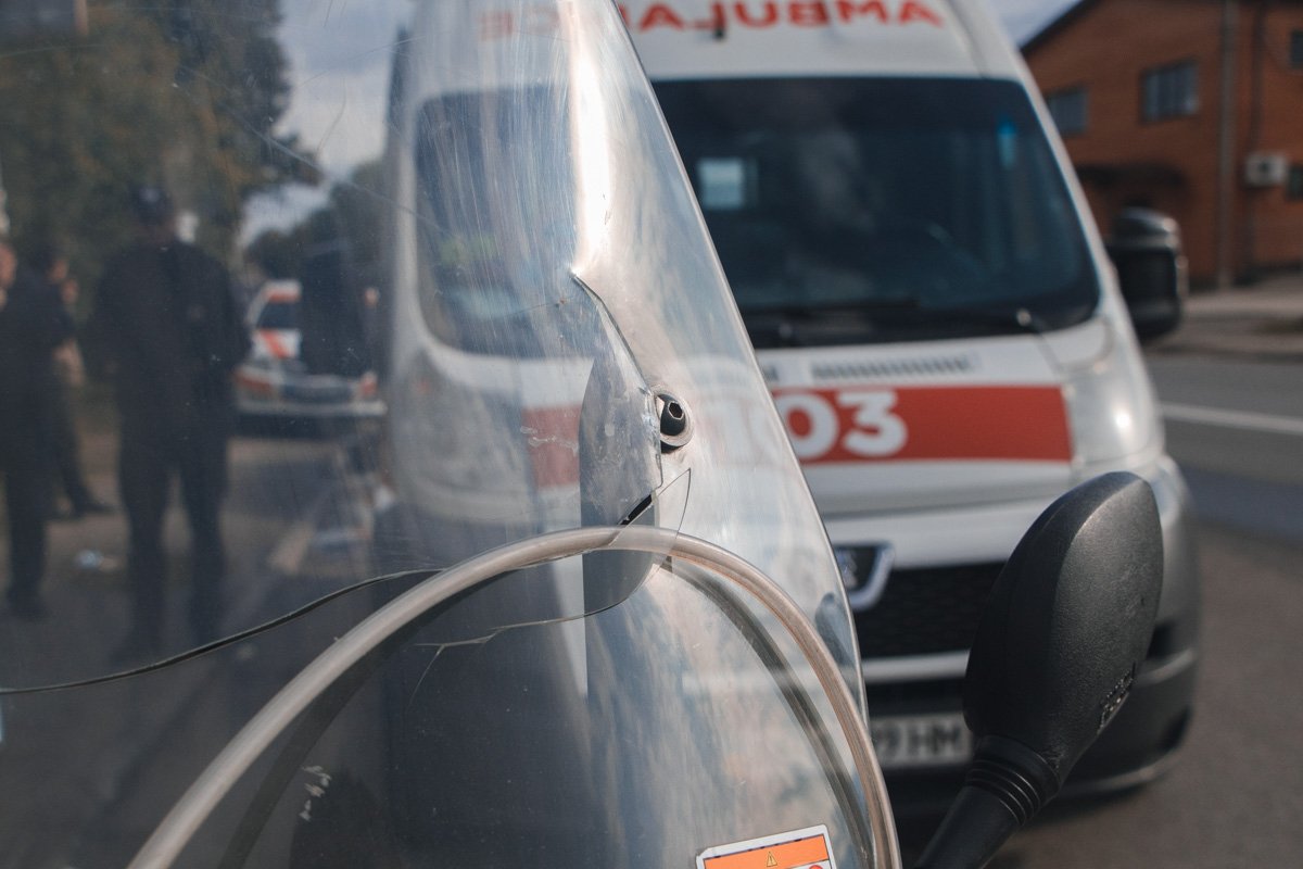 Парень переходил дрогу в неположенном месте Парень переходил дрогу в неположенном месте