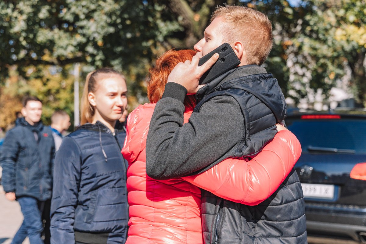 Обнимайтесь  Обнимайтесь