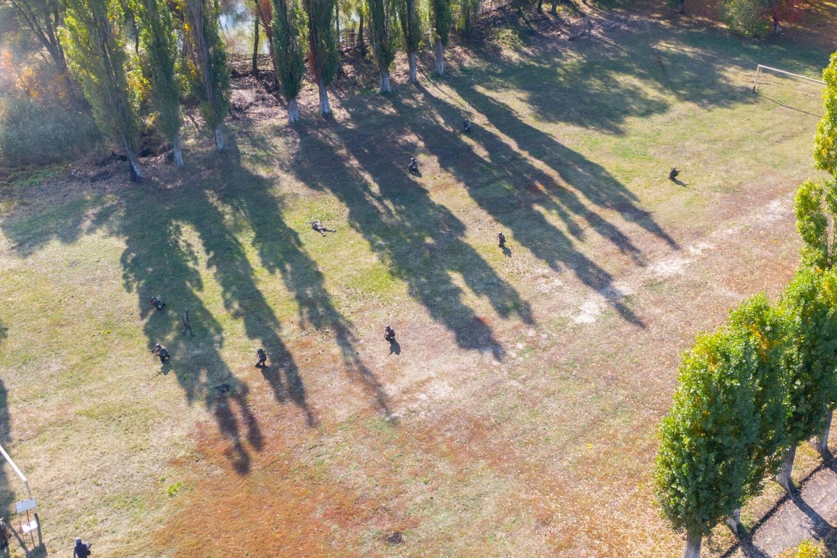 Бойцов обучают тактике, стрельбе и медицине 