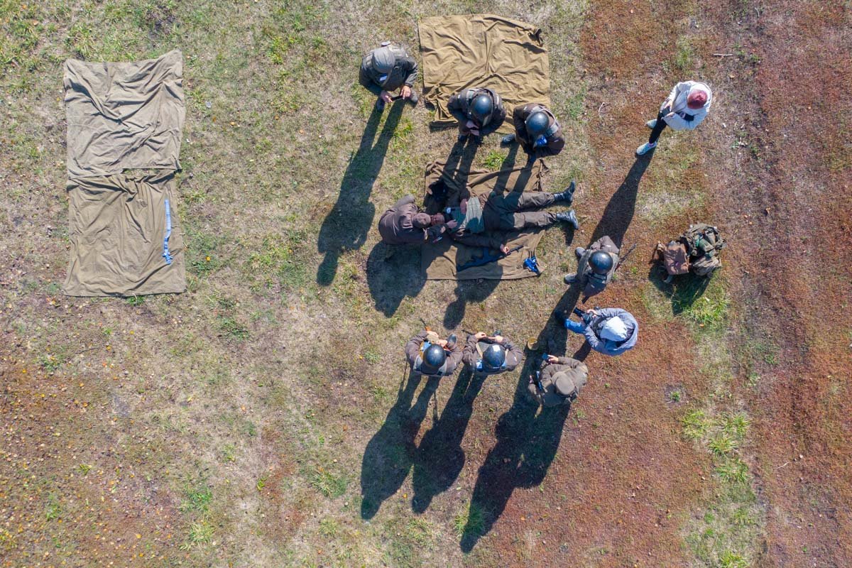 Бойцов обучают приглашенные инструкторы