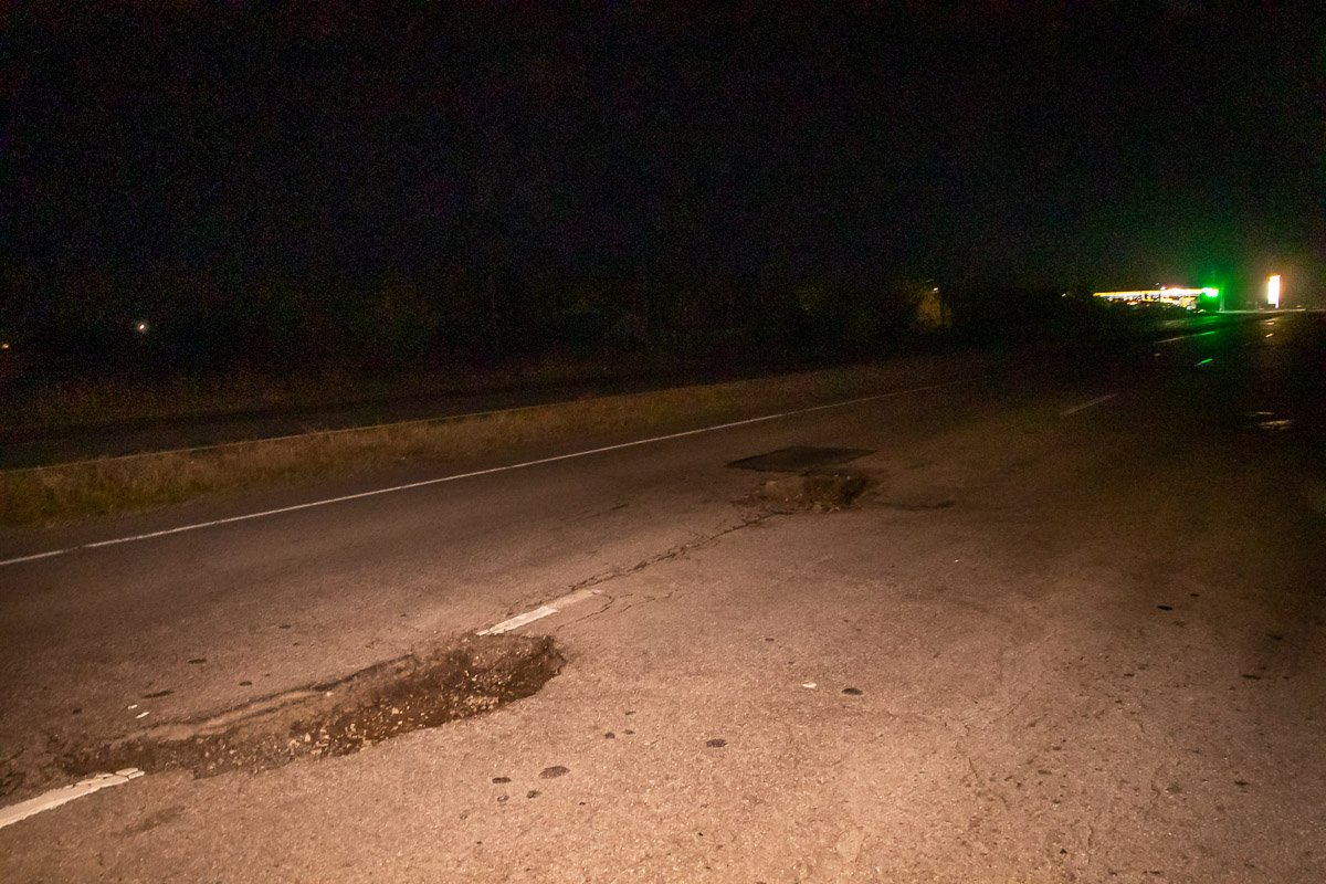 После проливного дождя на дороге образовались острые ямы, в которых повредилось около 10 машин После проливного дождя на дороге образовались острые ямы, в которых повредилось около 10 машин