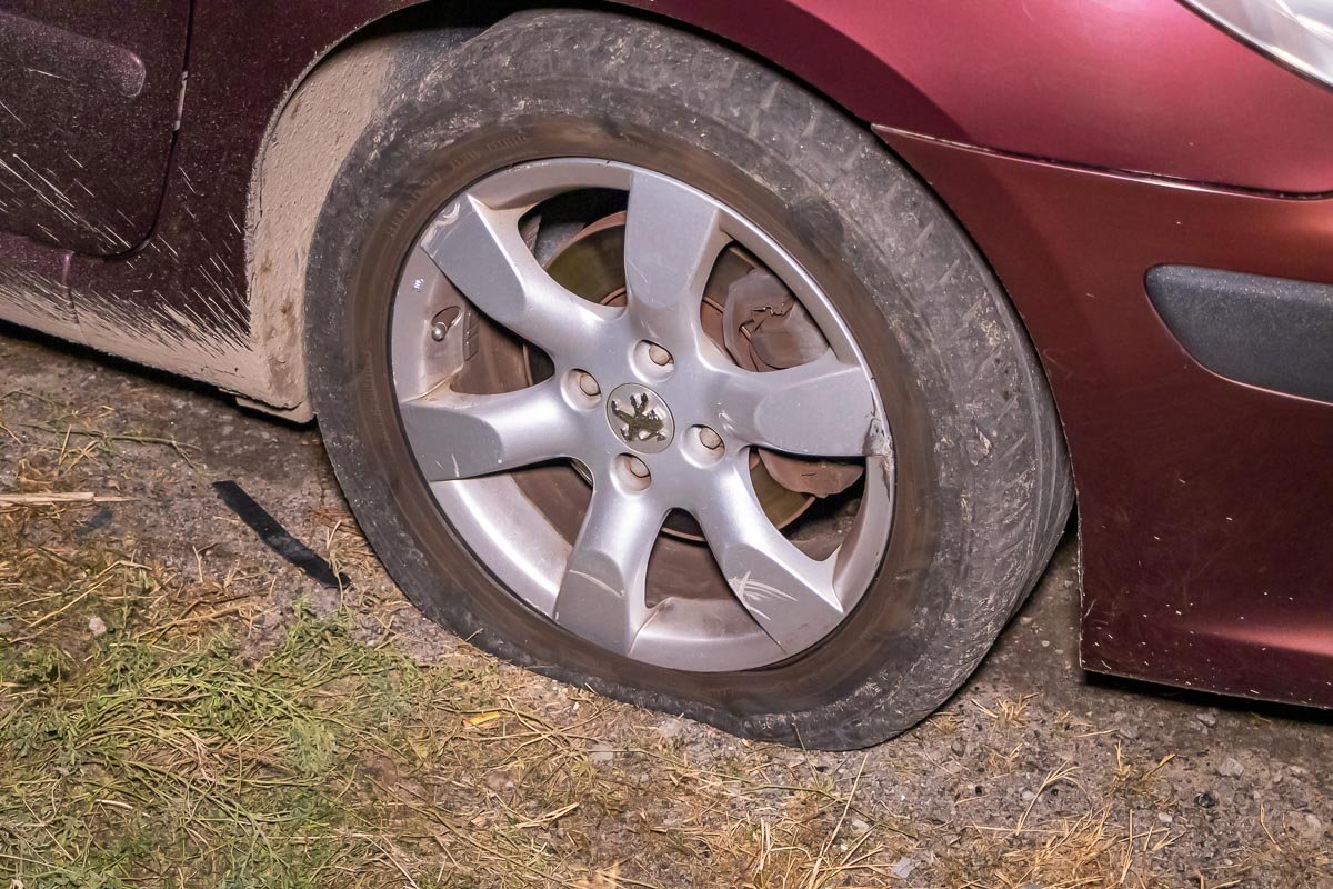 Они образовались ровно по середине дороги, прямо перед поселком Баловка, по направлению в город Они образовались ровно по середине дороги, прямо перед поселком Баловка, по направлению в город