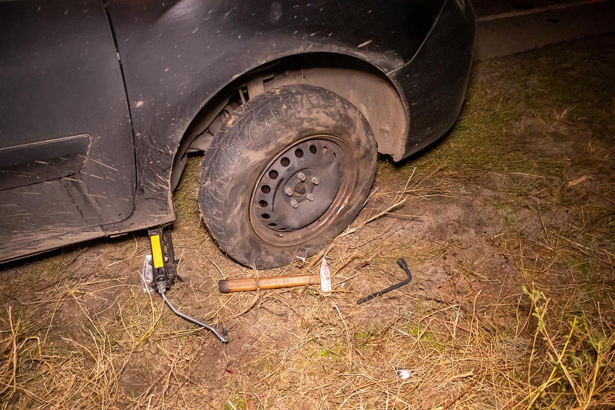 В 50-ти метрах от них стоял десяток автомобилей, водители которых устанавливают запасные колеса В 50-ти метрах от них стоял десяток автомобилей, водители которых устанавливают запасные колеса