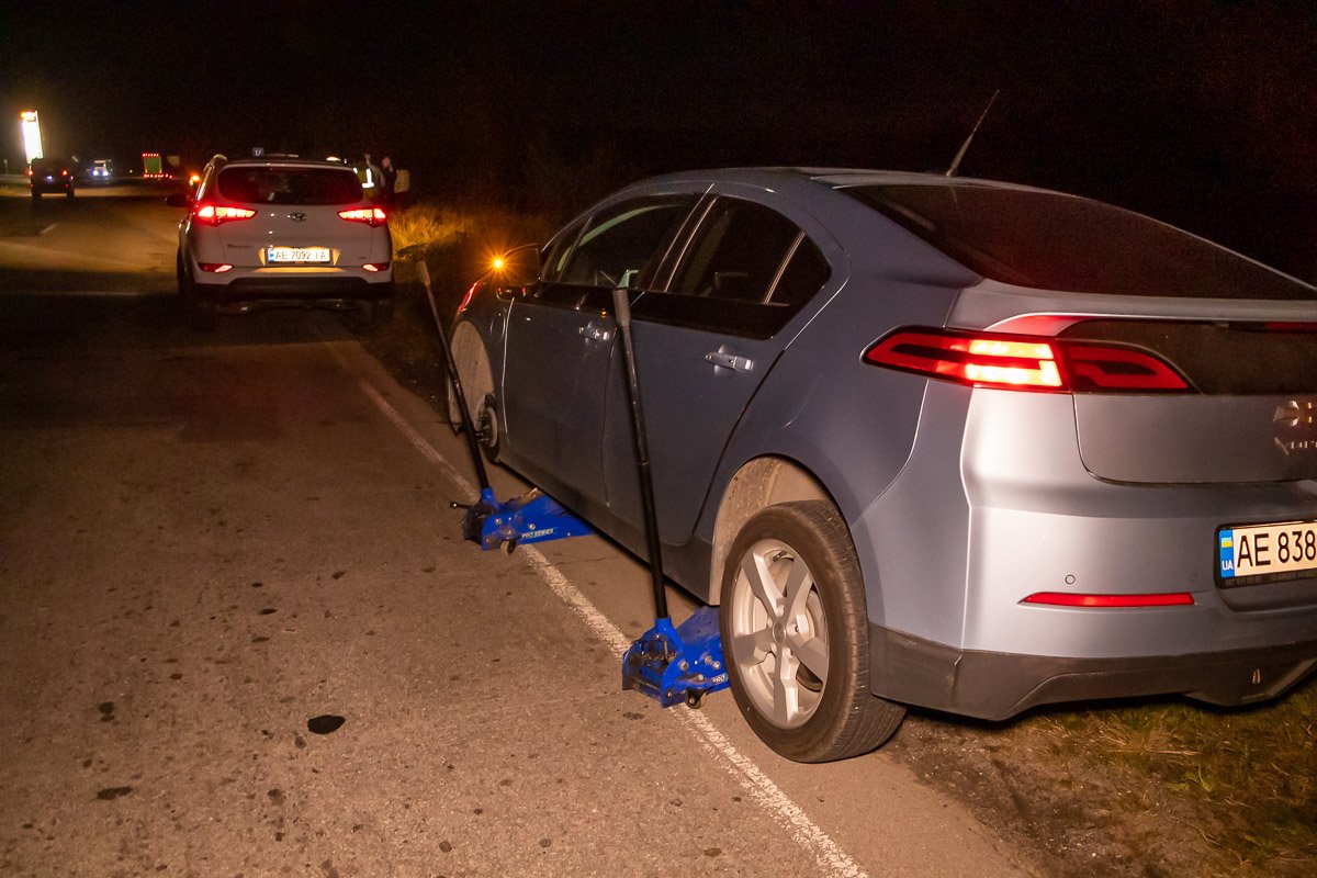 Некоторые автовладельцы продырявили по два колеса и ожидают эвакуатор Некоторые автовладельцы продырявили по два колеса и ожидают эвакуатор