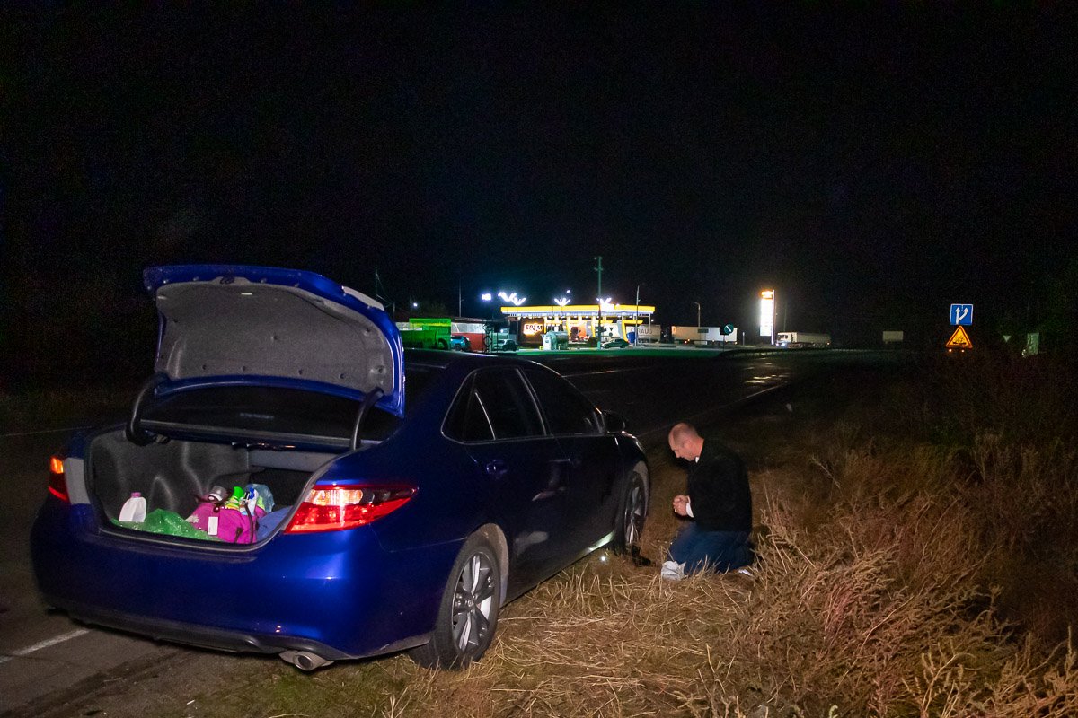 В такой выбоине можно запросто разбить подвеску или устроить аварию с более серьезными последствиям В такой выбоине можно запросто разбить подвеску или устроить аварию с более серьезными последствиям
