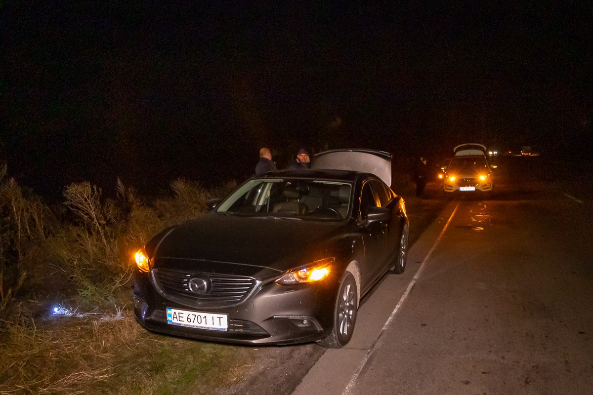 Этот участок дороги не освещен и многие водители не видят ям Этот участок дороги не освещен и многие водители не видят ям