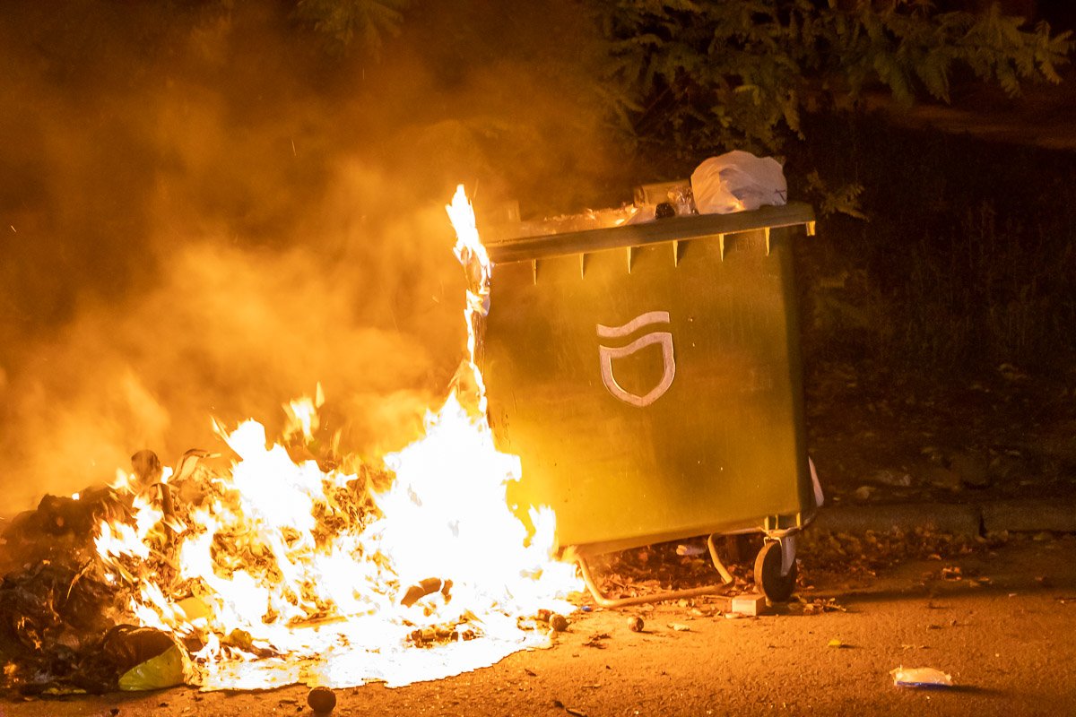 Под окнами дома № 14 горели пластиковые контейнеры для мусора и стихийная свалка Под окнами дома № 14 горели пластиковые контейнеры для мусора и стихийная свалка