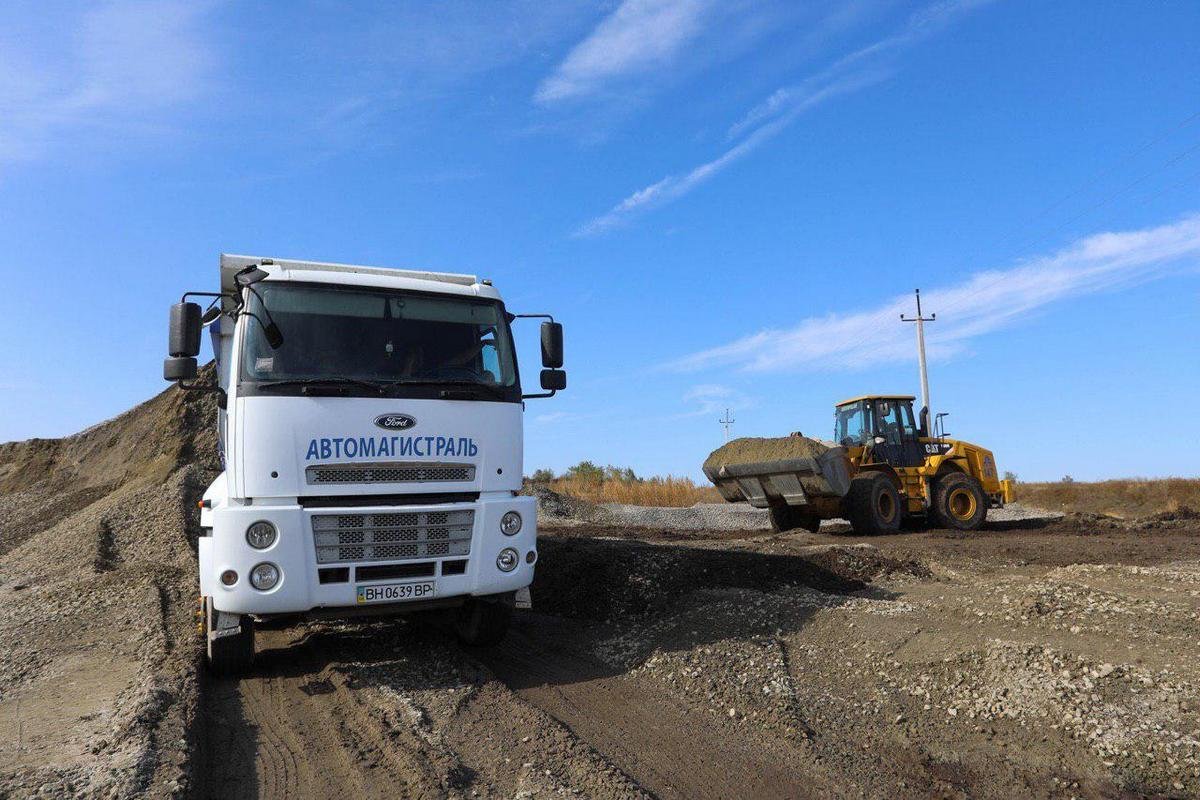 Сейчас работы ведутся на участке дороги между Запорожской и Аэропортовской Сейчас работы ведутся на участке дороги между Запорожской и Аэропортовской
