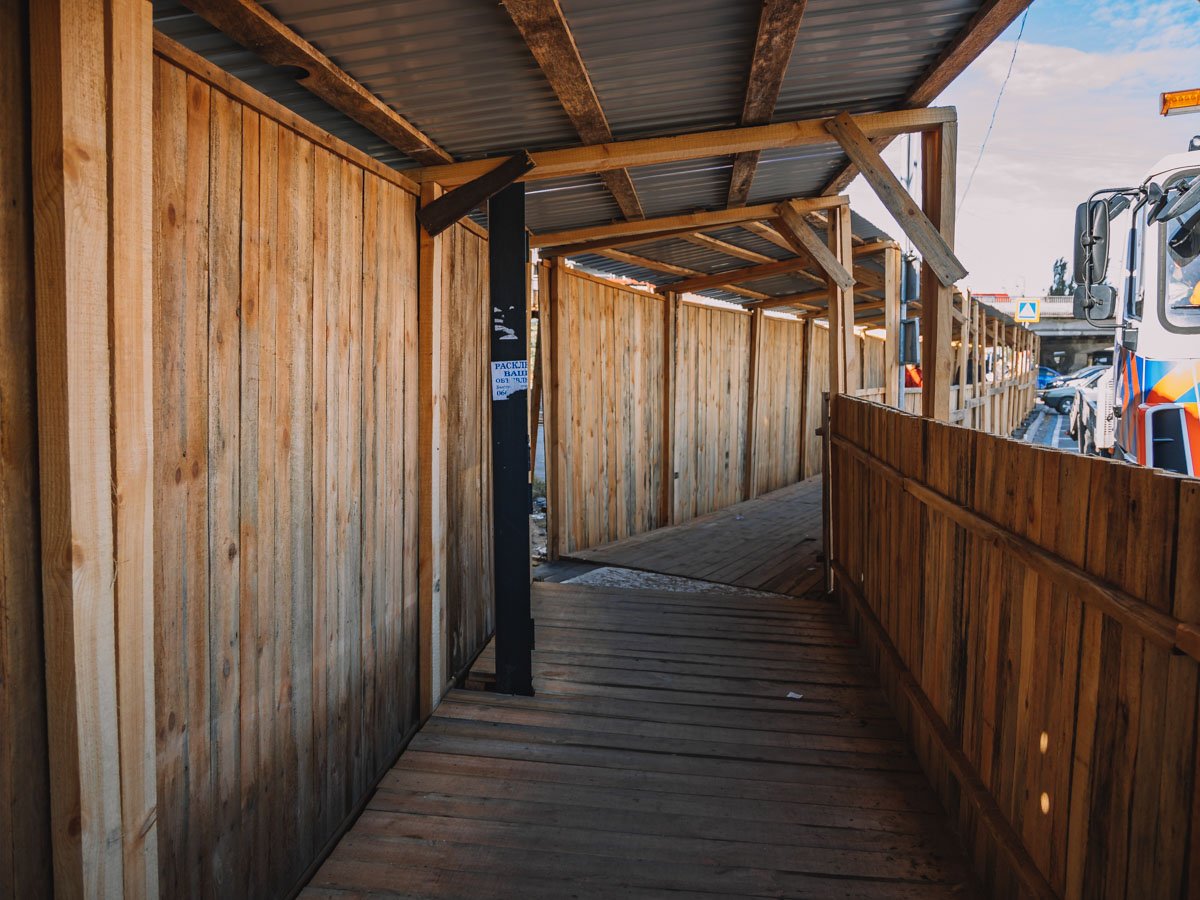 Место сноса оградили Место сноса оградили