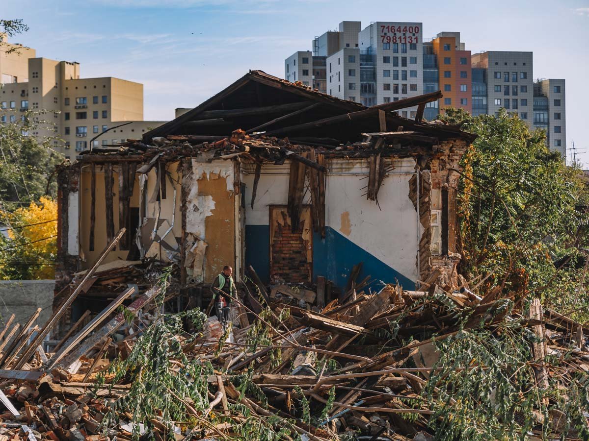 Долгое время тут жили бездомные  Долгое время тут жили бездомные