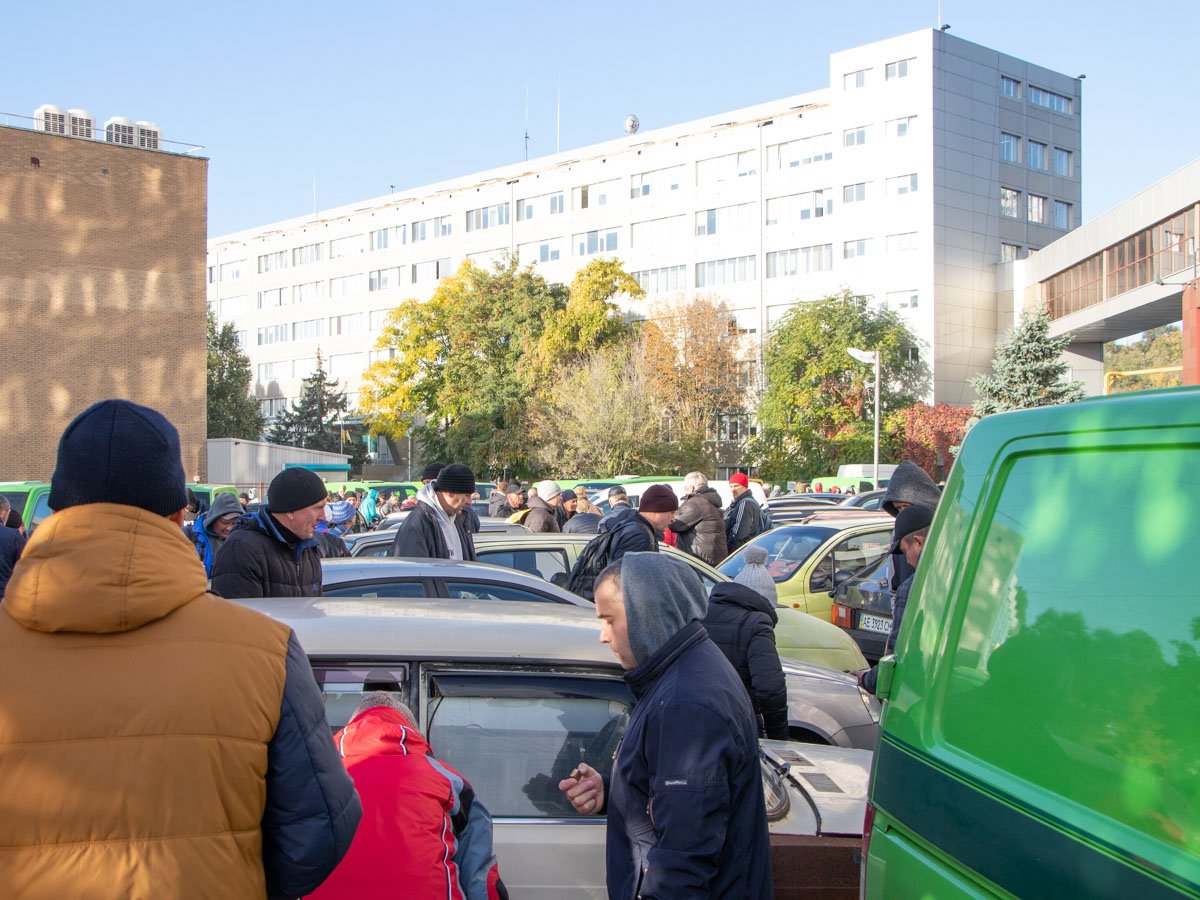 ПриватБанк требует от Никопольского завода ферросплавов полного возмещения расходов, связанных с эвакуацией Центра поддержки клиентов 3