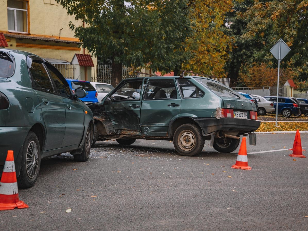 Предварительно, водитель ВАЗ не убедился в безопасности, когда выезжал на перекресток со второстепенной Предварительно, водитель ВАЗ не убедился в безопасности, когда выезжал на перекресток со второстепенной